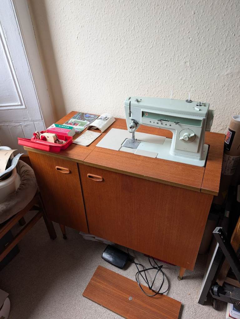Singer 527 Sewing Machine with Cabinet & Accessories