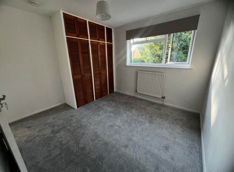 Double Room Available - Shared Utilities, Garden, Parking, Walking Distance to AWE