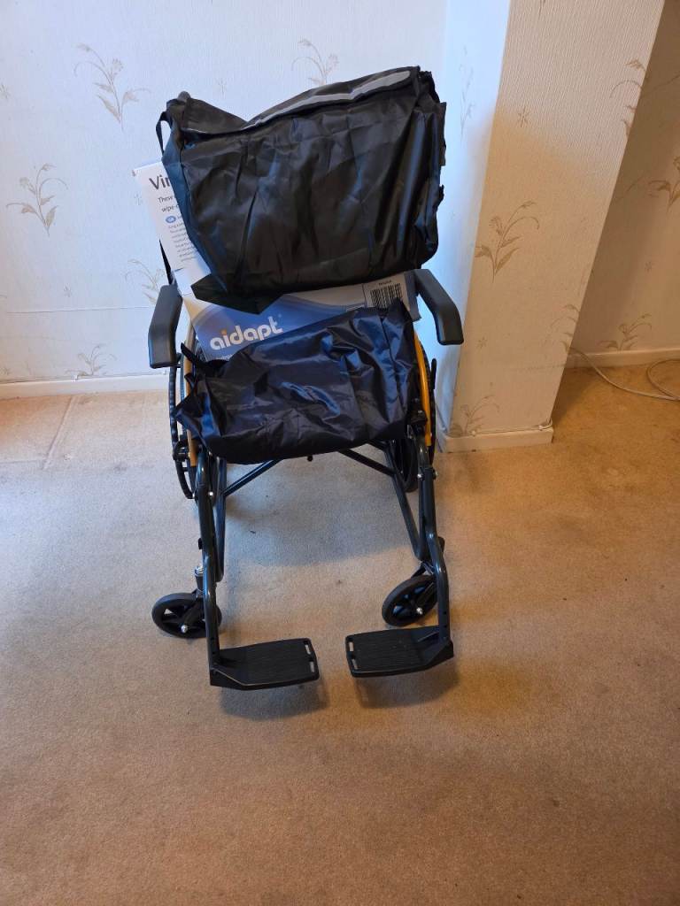 Wheelchair with hand brakes and accessories 