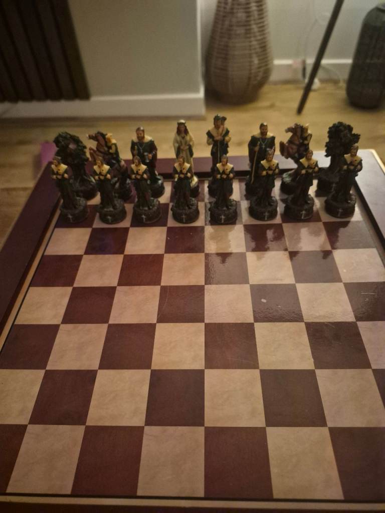 Chess set ( robin hood )