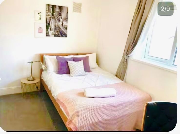 Double room with shared bathroom in shared house