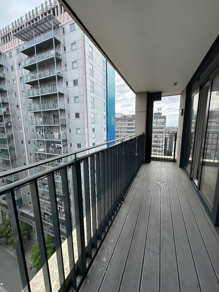 Modern 2-Bedroom, 2-Bathroom Apartment with Balcony –  Next to Ilford Station (Elizabeth Line)