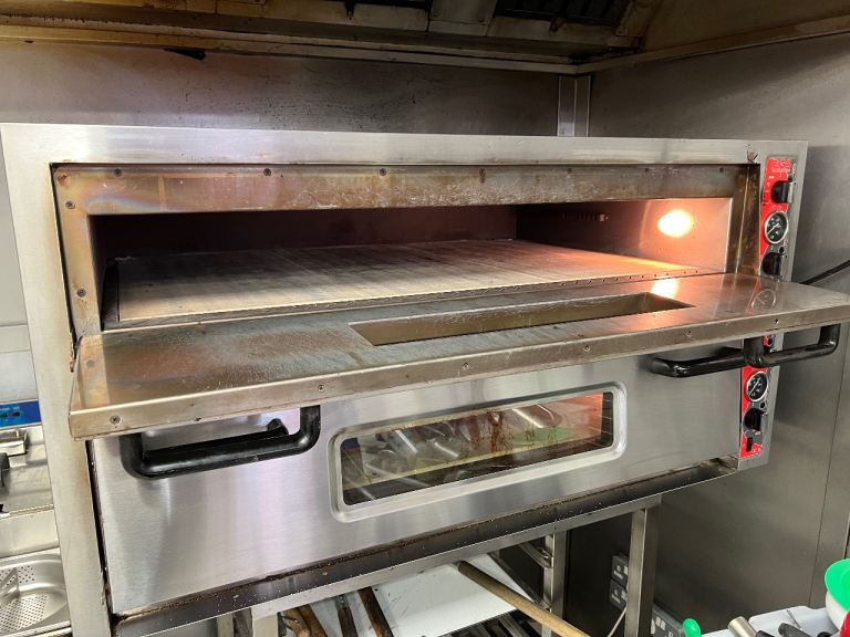 Two Deck electric pizza oven 