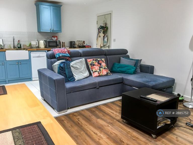 1 bedroom flat in Lee High Road, London, SE13 (1 bed) (#2885752)