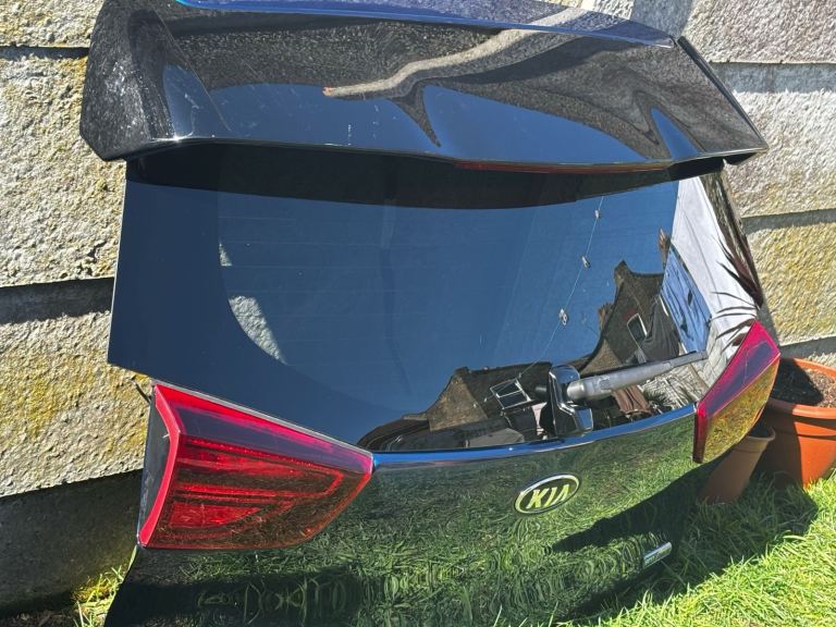 Kia niro rear boot lid complete with rear lights 