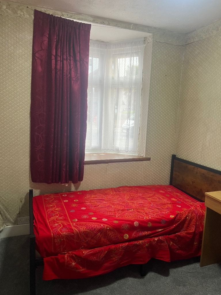 Semi double room rent for single person 