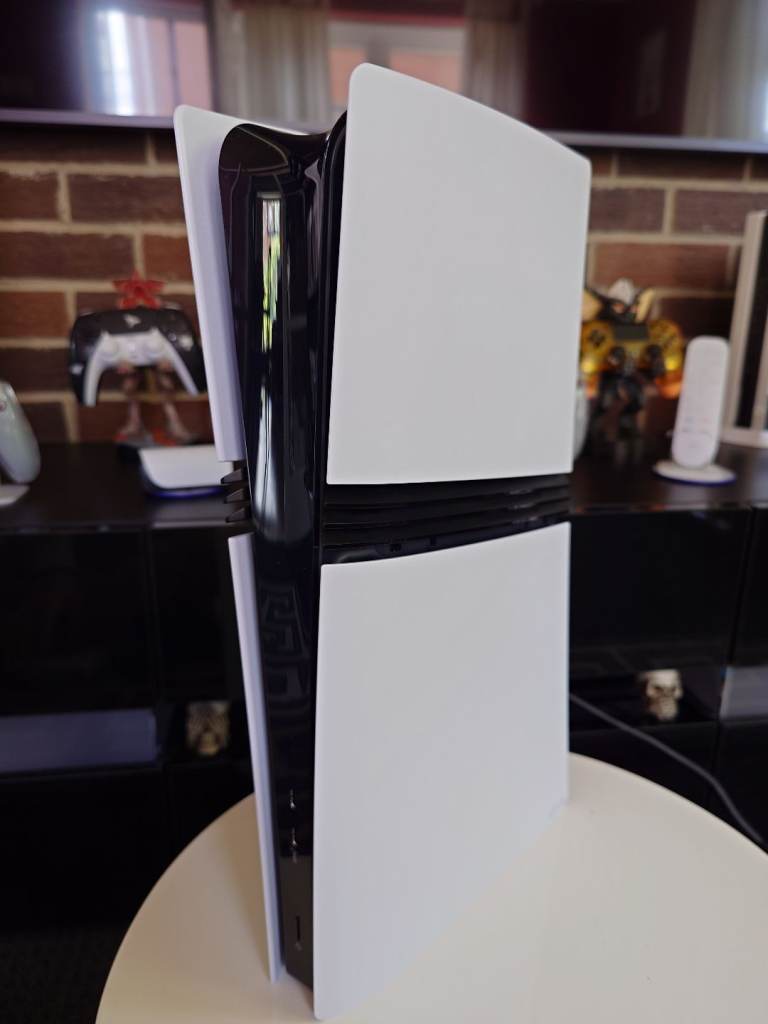 PS5 PRO CONSOLE & CABLES