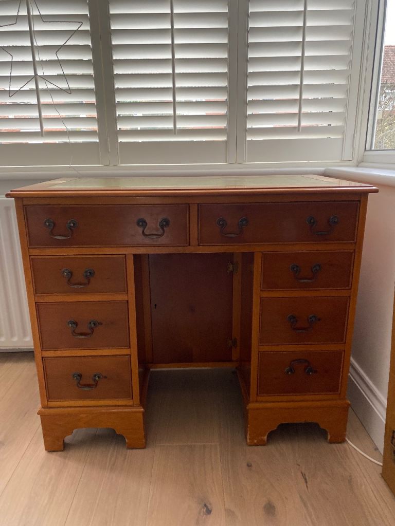 Beautiful small writing desk (Victorian repro)