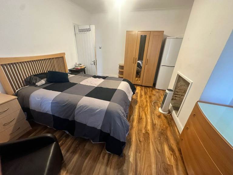 Spacious & Cosy Double Room For Rent AT CR4 1EL