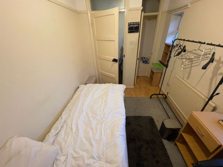 Single room for a female 400£ per month
