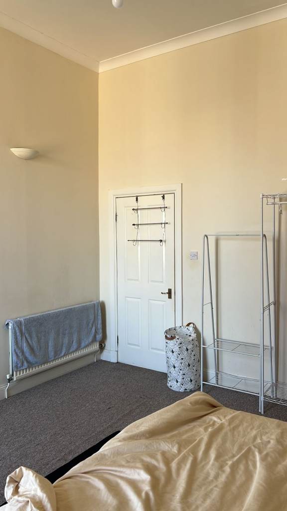 Student flatmate needed right next to Glasgow uni