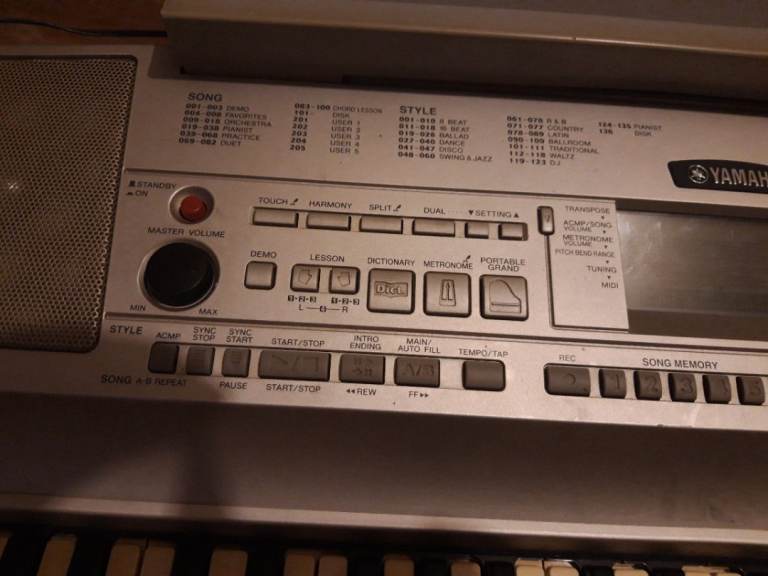 Yamaha  DGX 300 Electronic Keyboard 