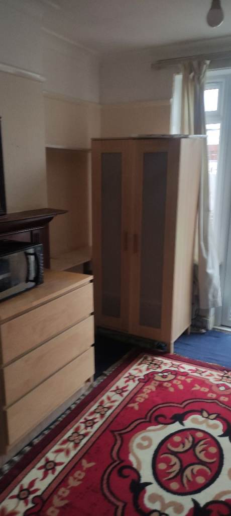 Large Double room in Hounslow Central 