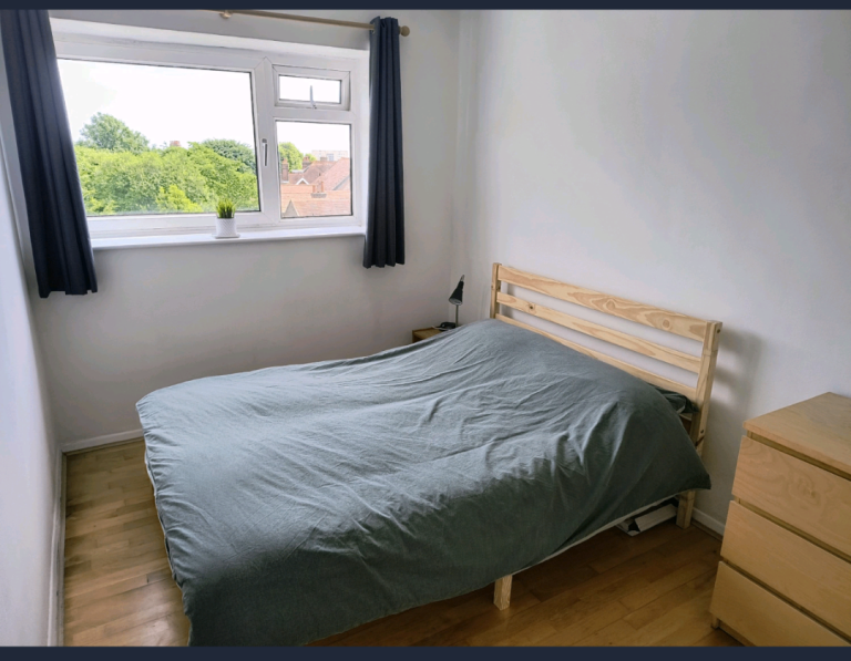 Double room on corner of Queen's Park 