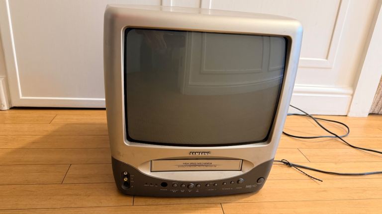 Samsung 14 inch TV with Integrated VCR – Good Working Condition