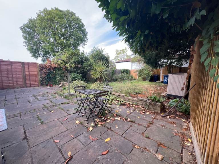 Spacious studio 3, located Bridge Lane, NW 11