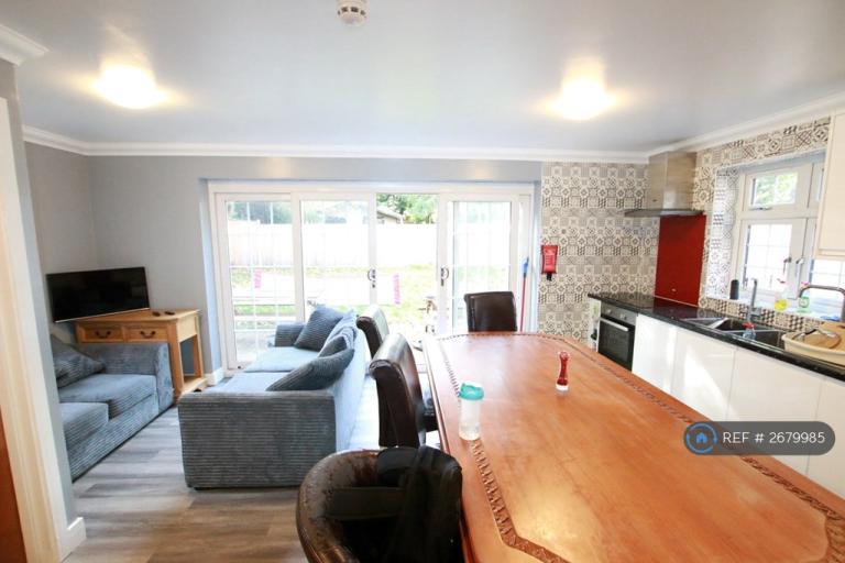 8 bedroom house in Shinfield Road, Reading, RG2 (8 bed) (#2679985)