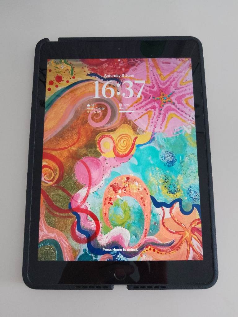 I pad 7th generation with keyboard and case