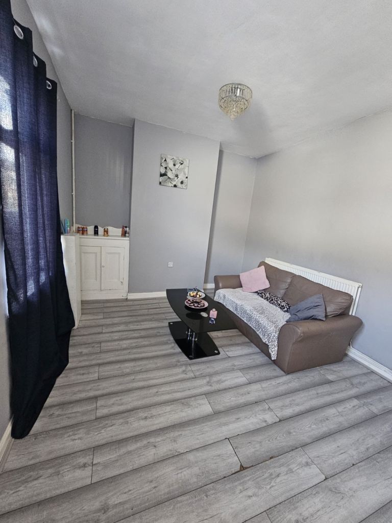 2 bedroom house available to rent immediately 