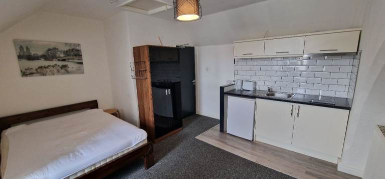 SELF-CONTAINED BEDSIT – UNIVERSAL CREDIT (DSS) WELCOME