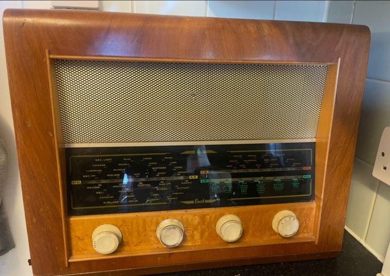 Vintage radio 1970  ( In working order & Excellent condition ) 