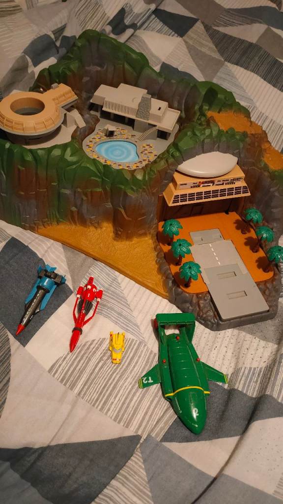 image for 1992  Thunderbirds Tracy island 