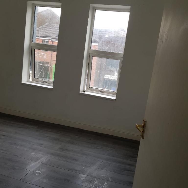 2 bed flat above shops in Caldmore for rent