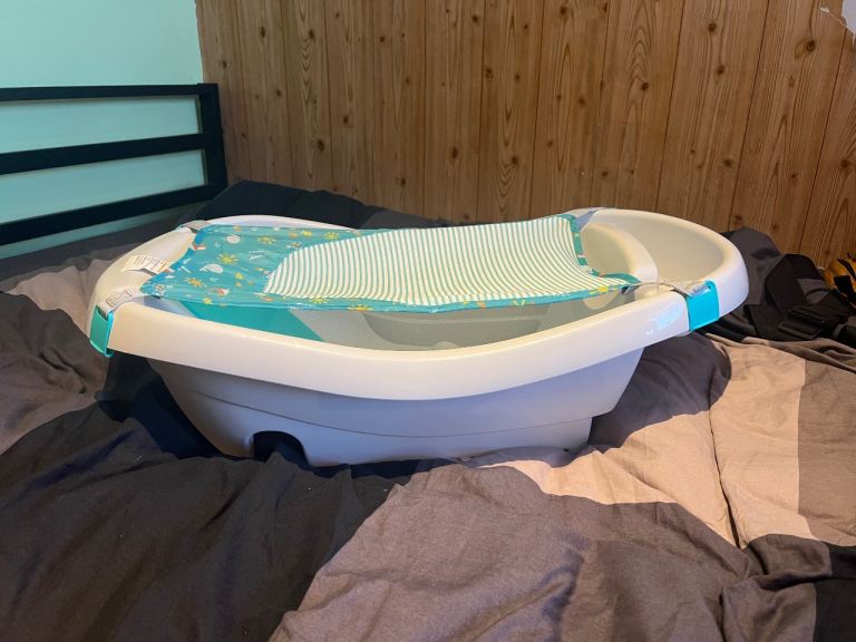 Free-Summer Infant Baby Bath Tub with Sling – White & Teal