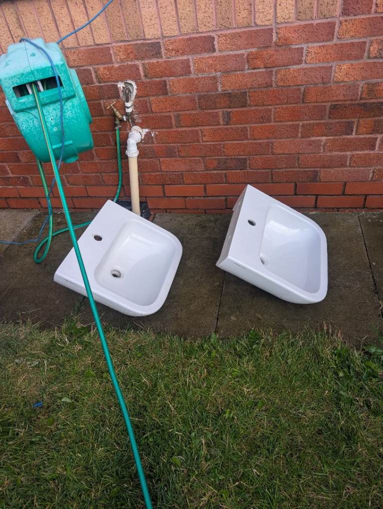 White Corner Bath and two used sinks – Good Condition