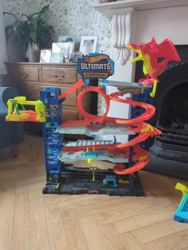 Ultimate Hot Wheels Garage 