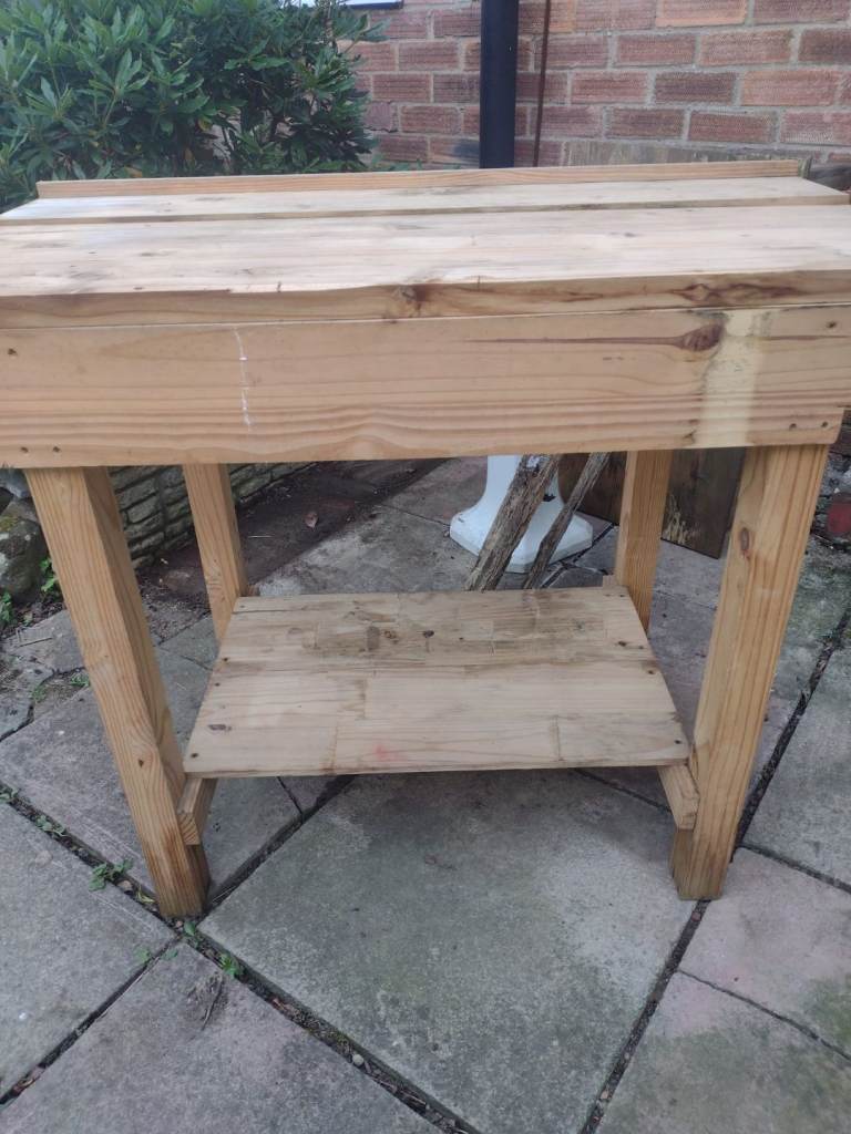 wooden work bench 