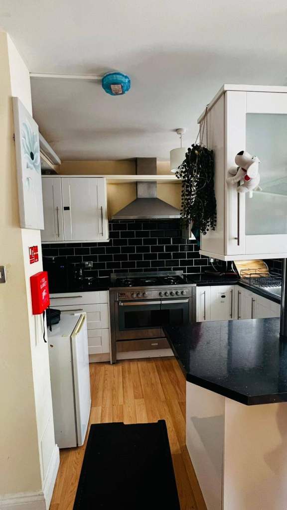 1 Space Available in a Large Double Room (NW99TA) 🛌 For 1 boy