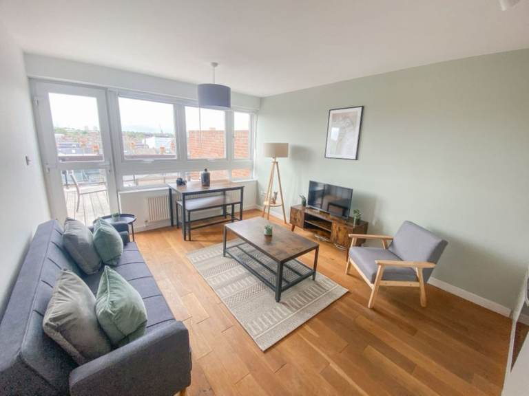 🌇 2-Bed w/ Large Balcony | Long-term | Company Lets Welcome – White City W12