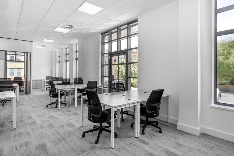 Staines - TW18 3BA \ Private Office Rental with a 5-Desk Setup