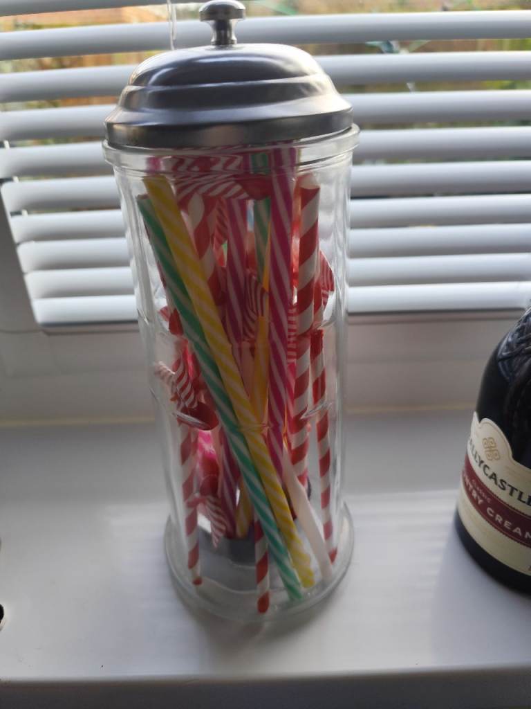 Drinks straws dispenser 