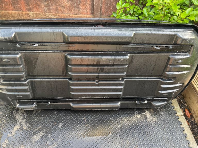 Halfords Advanced 470L roof box for sale