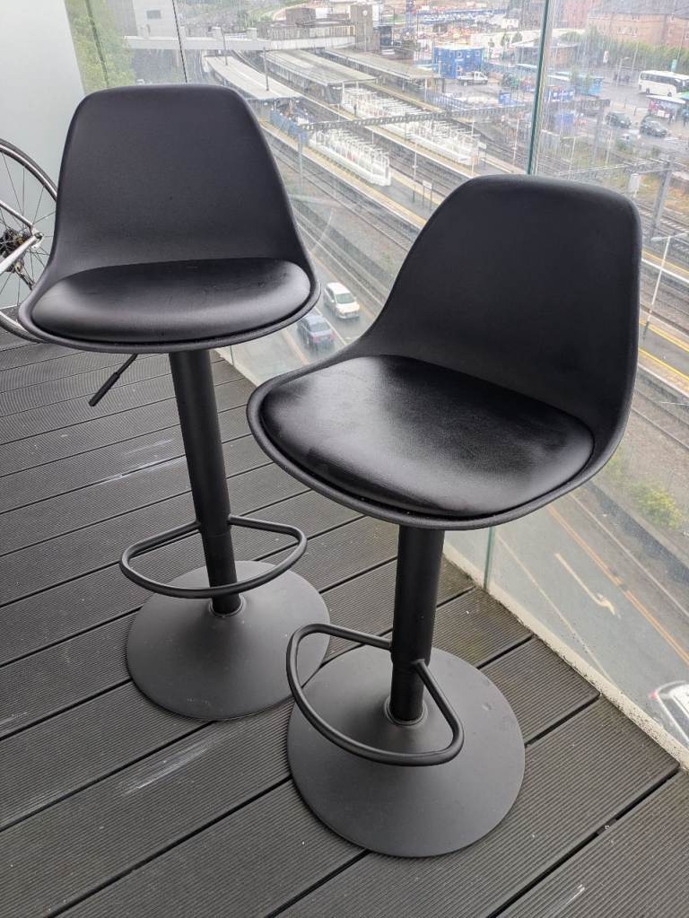 Height adjustable bar stools