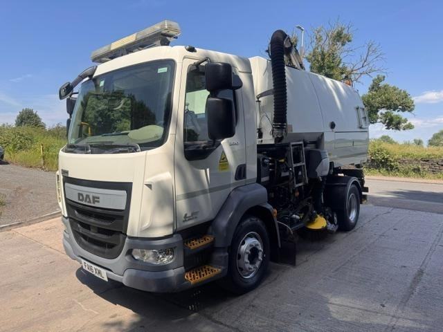 2016 DAF LF 220 E6 15T Johnston VT651 dual sweep road sweeper gully arm