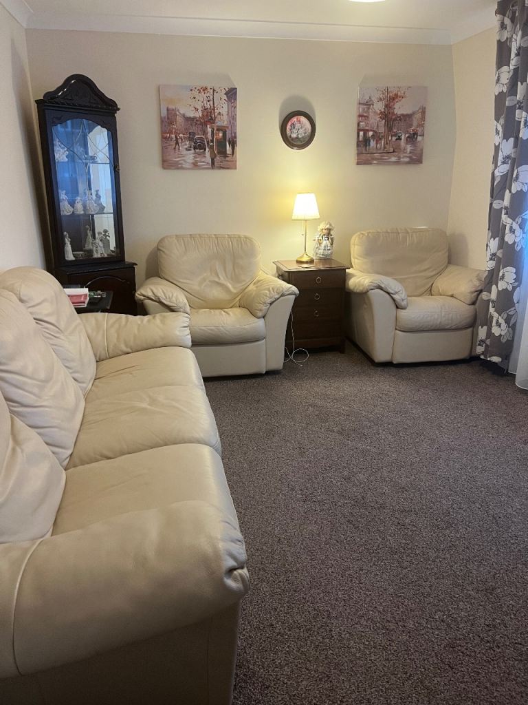 Comfy Leather Sofa Set – Sofa + 2 Chairs – Recliner – £200