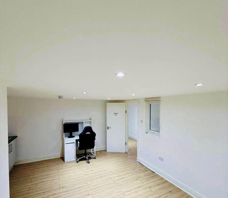 4 studios available for live and work