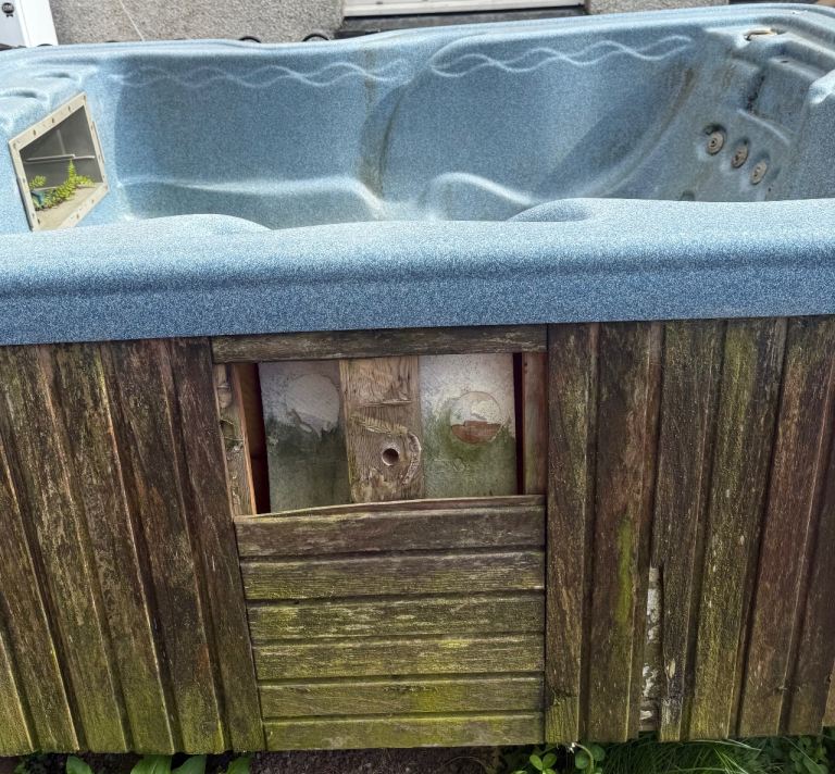 Hot tub , not sure if any use to anyone for anything off it 🤷🏼‍♀️ just needing it gone 🙏🙏