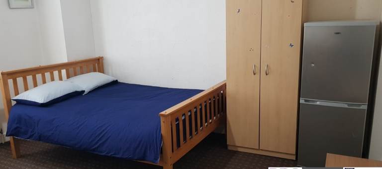 Fully furnished room available in a great City Centre location (BD1) house share. 