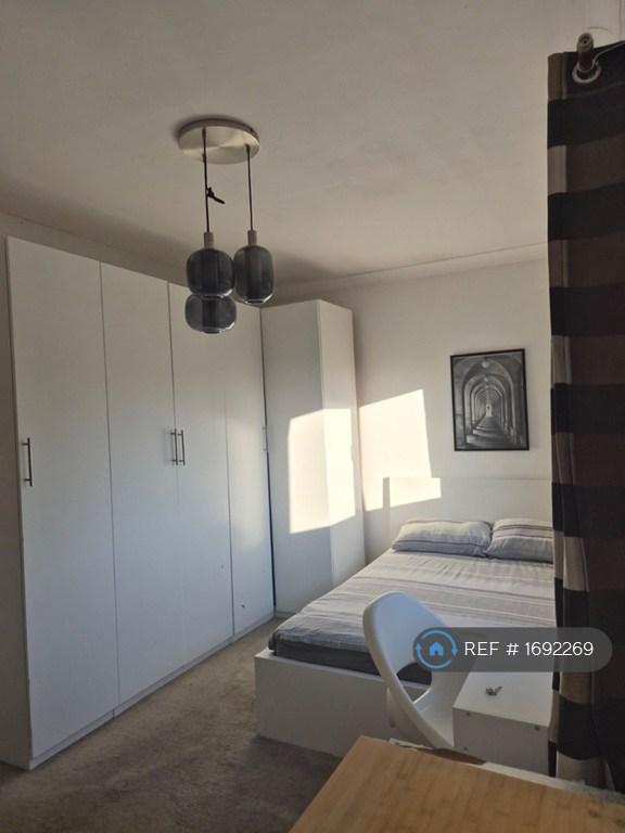 1 bedroom in Crefeld Close, Hammersmith, London, W6 (#1692269)