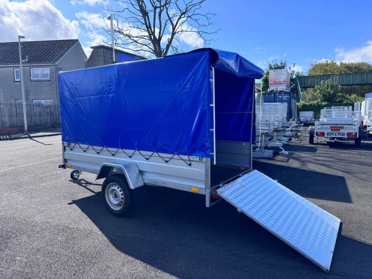 BRAND NEW 8,7FT X 4,2FT SINGLE AXLE TRAILER WITH FRAME COVER AND RAMP 750KG