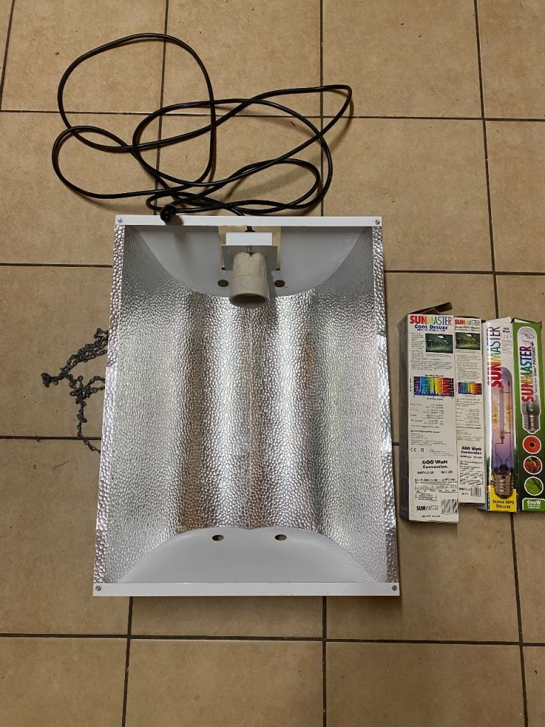 Maxibright grow light reflector with bulbs