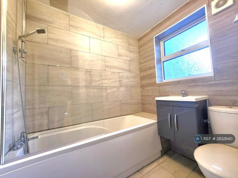 1 bedroom flat in The Avenue, London, E4 (1 bed) (#2822640)