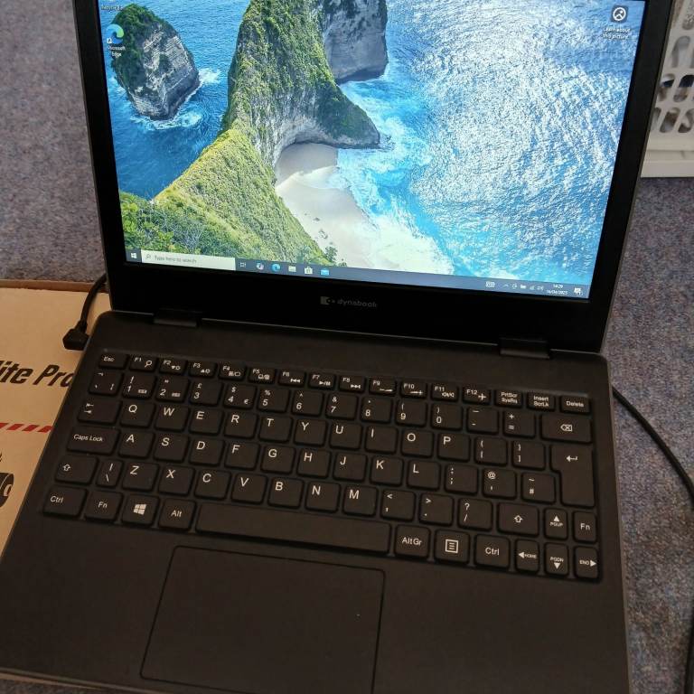 Dynabook Toshiba Sat Pro E10 Laptop computer excellent as new!