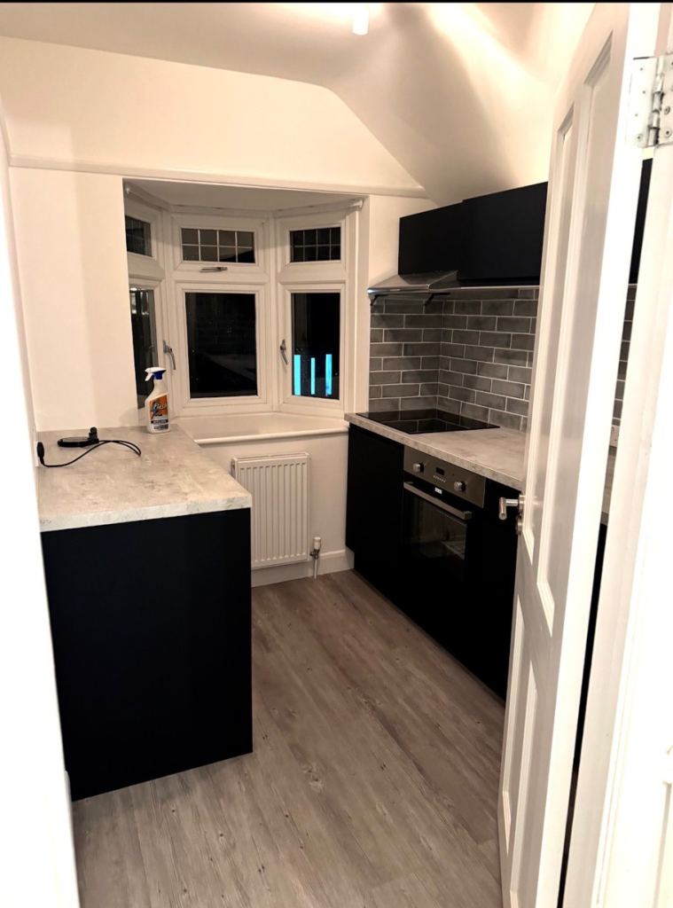 Clean light airy 1 bed flat. Bills included. 