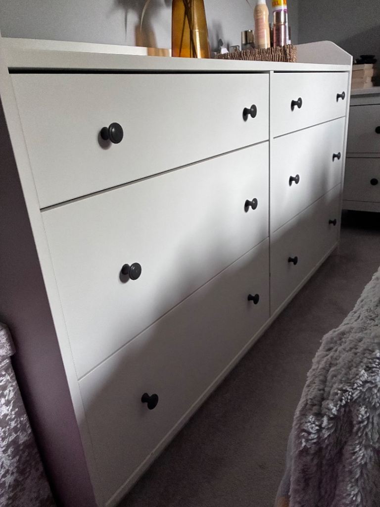 Unit with draws and bed side tables 