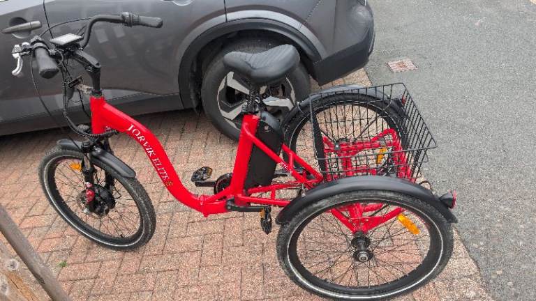 jorvik electric tricycle elite e less than 20 miles & comes with a tricycle bike carrier